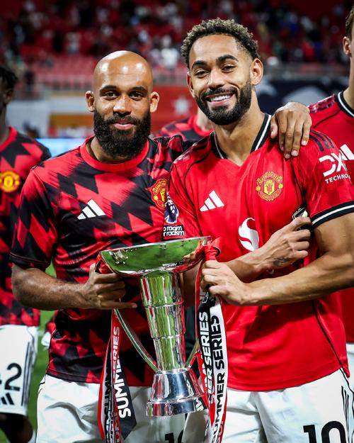 曼联10月队内最佳候选:库尼亚、姆伯莫、拉门斯、德里赫特