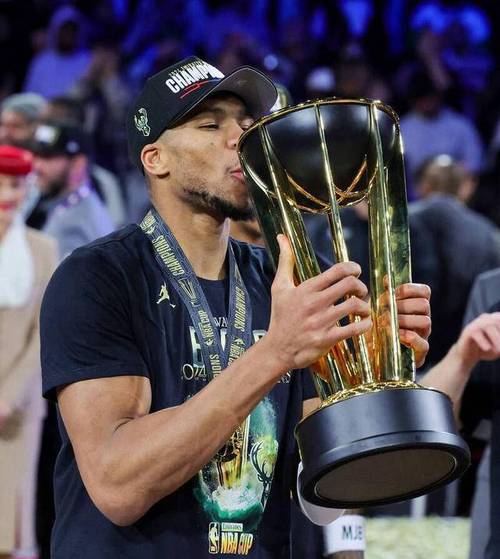 详细阅读:字母哥周最佳海报 赛季前三战场均36分16板7助 投篮命中率68.3% 字母哥周最佳海报 赛季前三战场均36分16板7助 投篮命中率68.3%