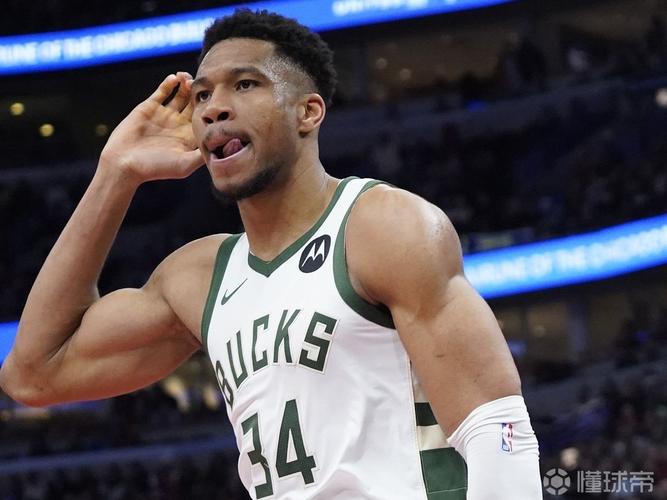 详细阅读:放开抡!字母哥赛季前三战场均砍35+15+5 历史首人 放开抡!字母哥赛季前三战场均砍35+15+5 历史首人