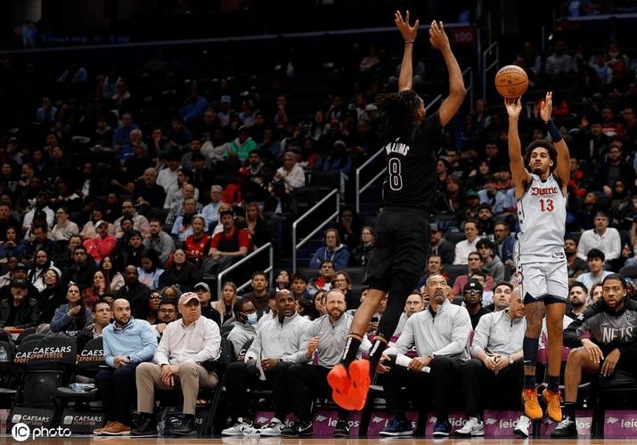 蝴蝶穿花！普尔持球突破吸引防守 妙传助琼斯轻松上篮打中