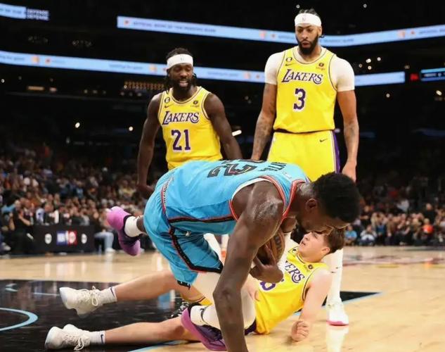 34.2+10+5.6!贝弗利转发前队友里夫斯场均数据图:🔥🔥🔥