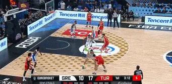 不开眼啊！哈克斯杀到篮下转身抛投 被文班隔人大帽扇飞