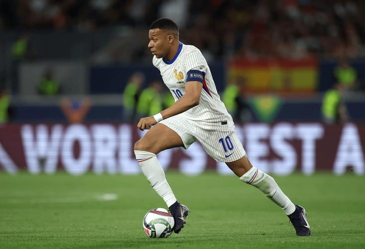 姆巴佩本场比赛数据：2进球3关键传球+传球成功率91.3%，评分7.7