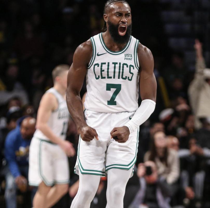 为何只穿一边袖子?杰伦-布朗:这个赛季想换一下自己的气场