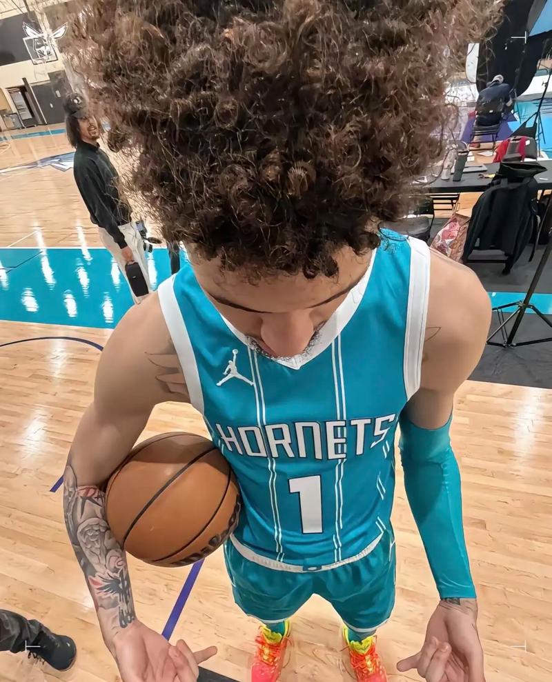 命中率36%低效发挥！拉梅洛-鲍尔19中7 砍下18分7板8助