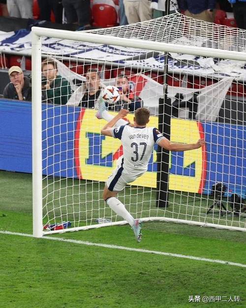 范德芬长途奔袭世界波由帕利尼亚助攻:这助攻得不到应有认可!