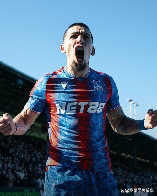 详细阅读:贴脸开大!阿诺德为皇马替补登场时遭红军球迷手指+亲吻队徽嘲讽 贴脸开大!阿诺德为皇马替补登场时遭红军球迷手指+亲吻队徽嘲讽