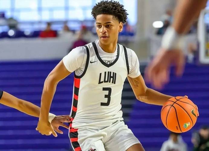 甜瓜儿子基扬大学首秀15分！詹姆斯：好样的小侄子 向你致敬🫡