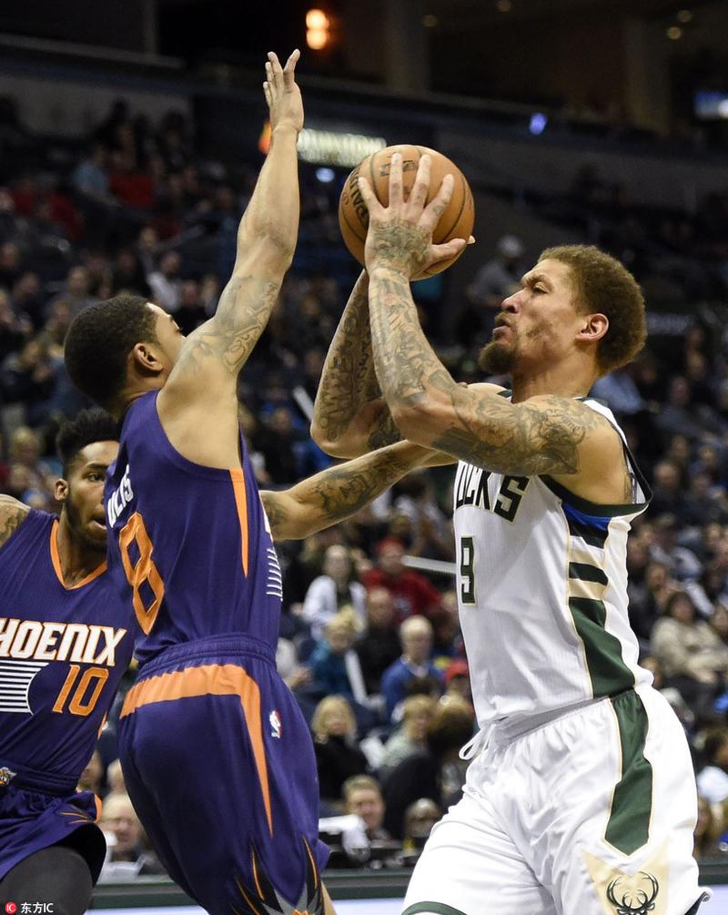 给新秀开课！字母哥背打博伊尔斯轻松双手暴扣终结