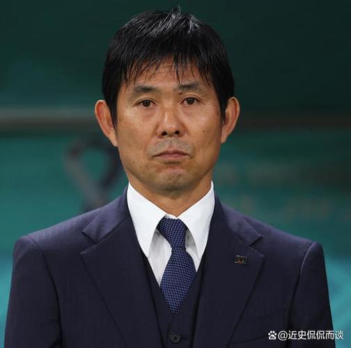 3-0击败玻利维亚后，日本队球员集体向执教100场的森保一送上祝福