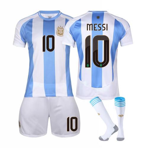 阿根廷俱乐部筹款铺设人造草皮，梅西参与+展示该队球衣