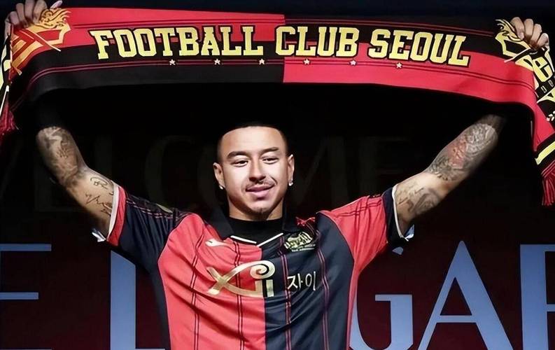 人气火爆！球迷在酒店与林加德合影，球队工作人员护送其进入电梯