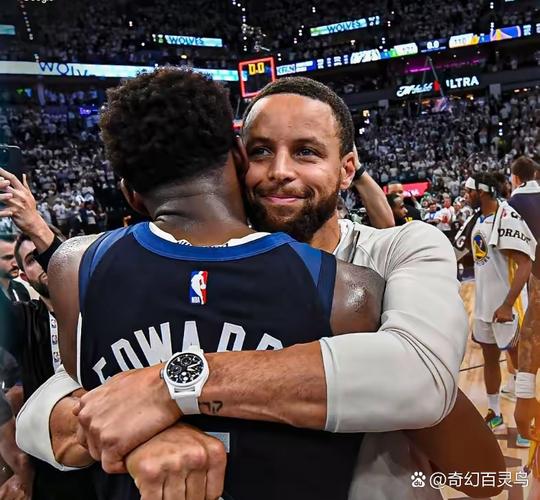 科尔：库里今天没有参加训练 但他和队友们一起看了比赛录像