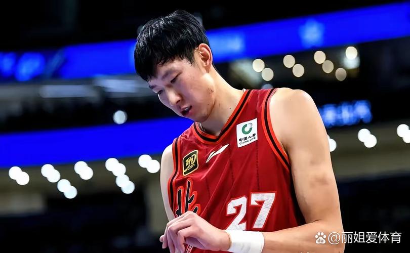 够强硬！周琦面筐扛着防守将球打进 分差回到个位数