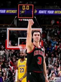 攻防转换！丹尼尔斯抢断后长传 助攻杰伦·约翰逊反击双手飞扣